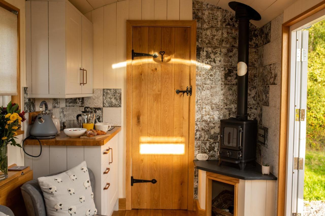 Harrys Hideout - Shepherd'S Huts At Harrys Cottages Pen-y-Clawdd Exterior photo