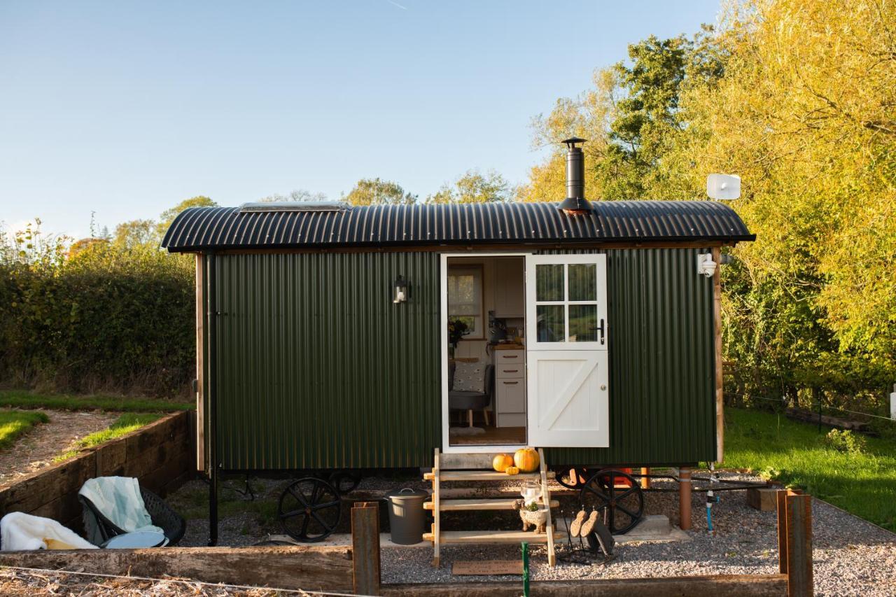 Harrys Hideout - Shepherd'S Huts At Harrys Cottages Pen-y-Clawdd Exterior photo