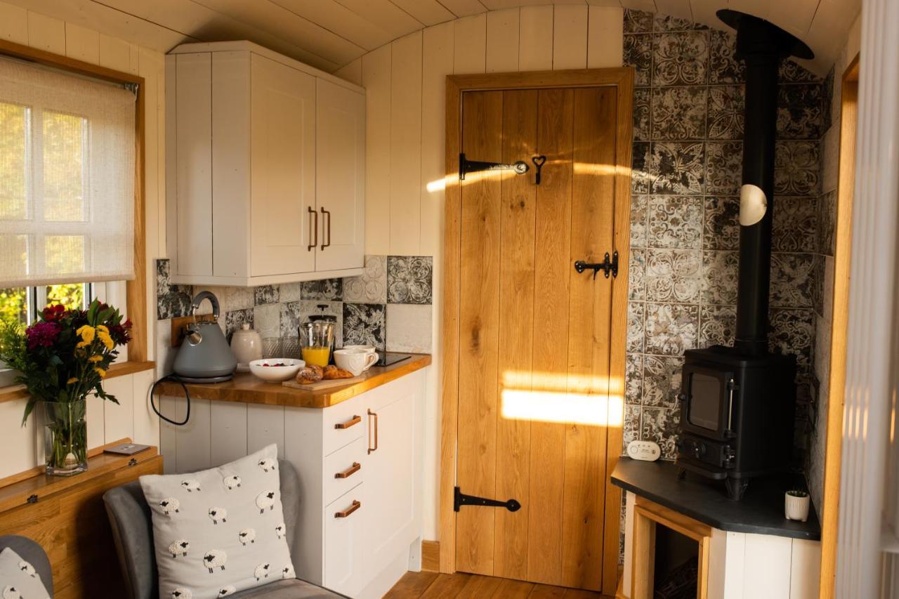 Harrys Hideout - Shepherd'S Huts At Harrys Cottages Pen-y-Clawdd Exterior photo