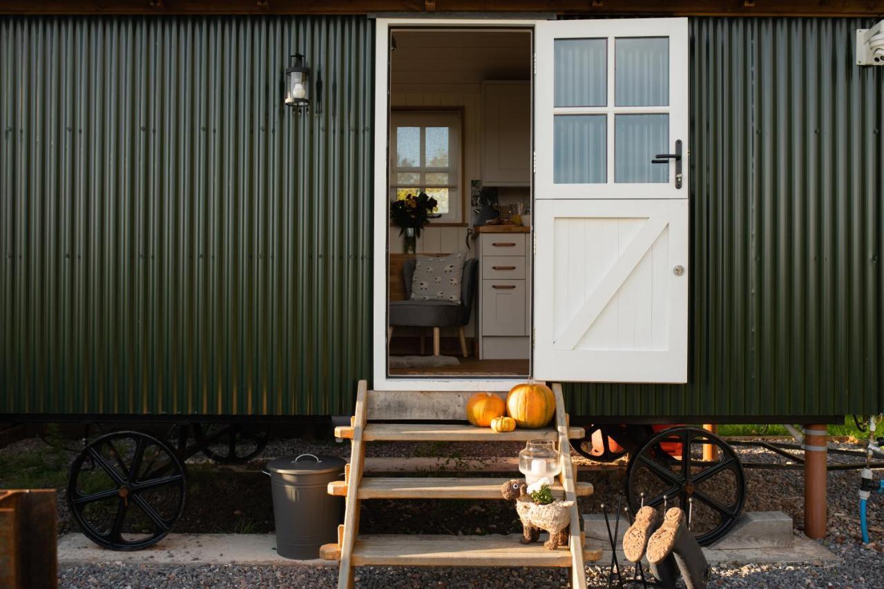 Harrys Hideout - Shepherd'S Huts At Harrys Cottages Pen-y-Clawdd Exterior photo