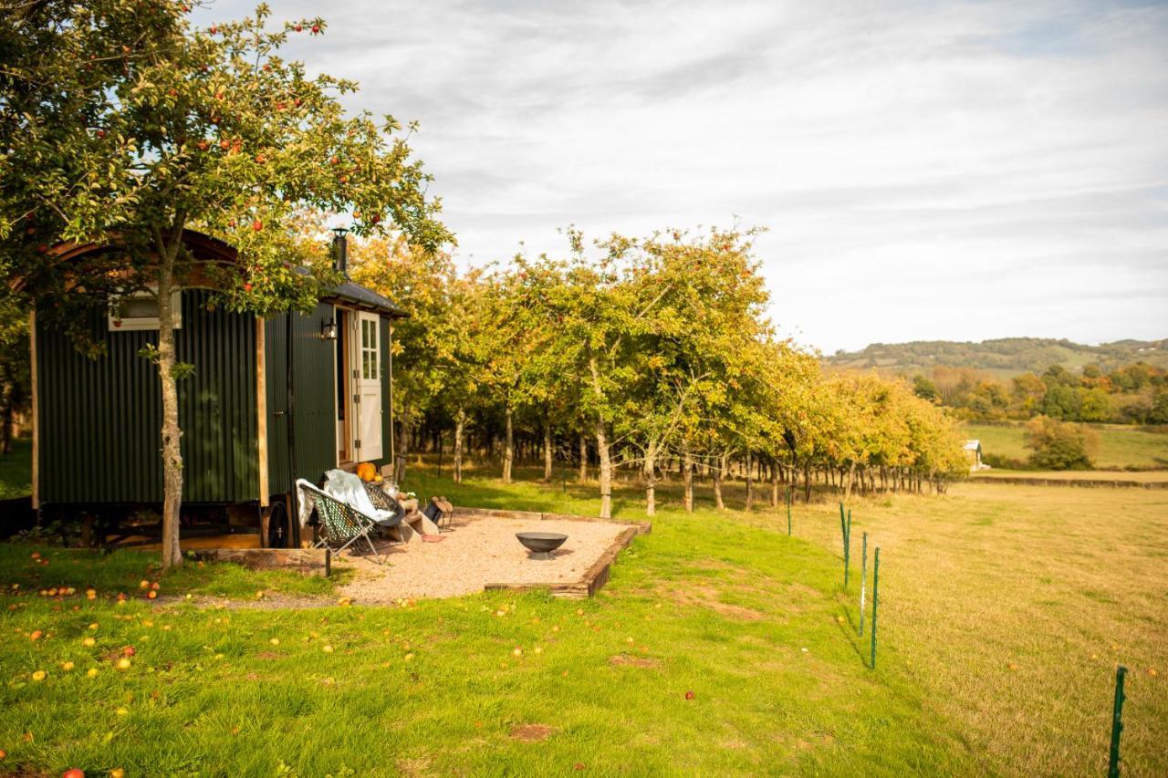 Harrys Hideout - Shepherd'S Huts At Harrys Cottages Pen-y-Clawdd Exterior photo