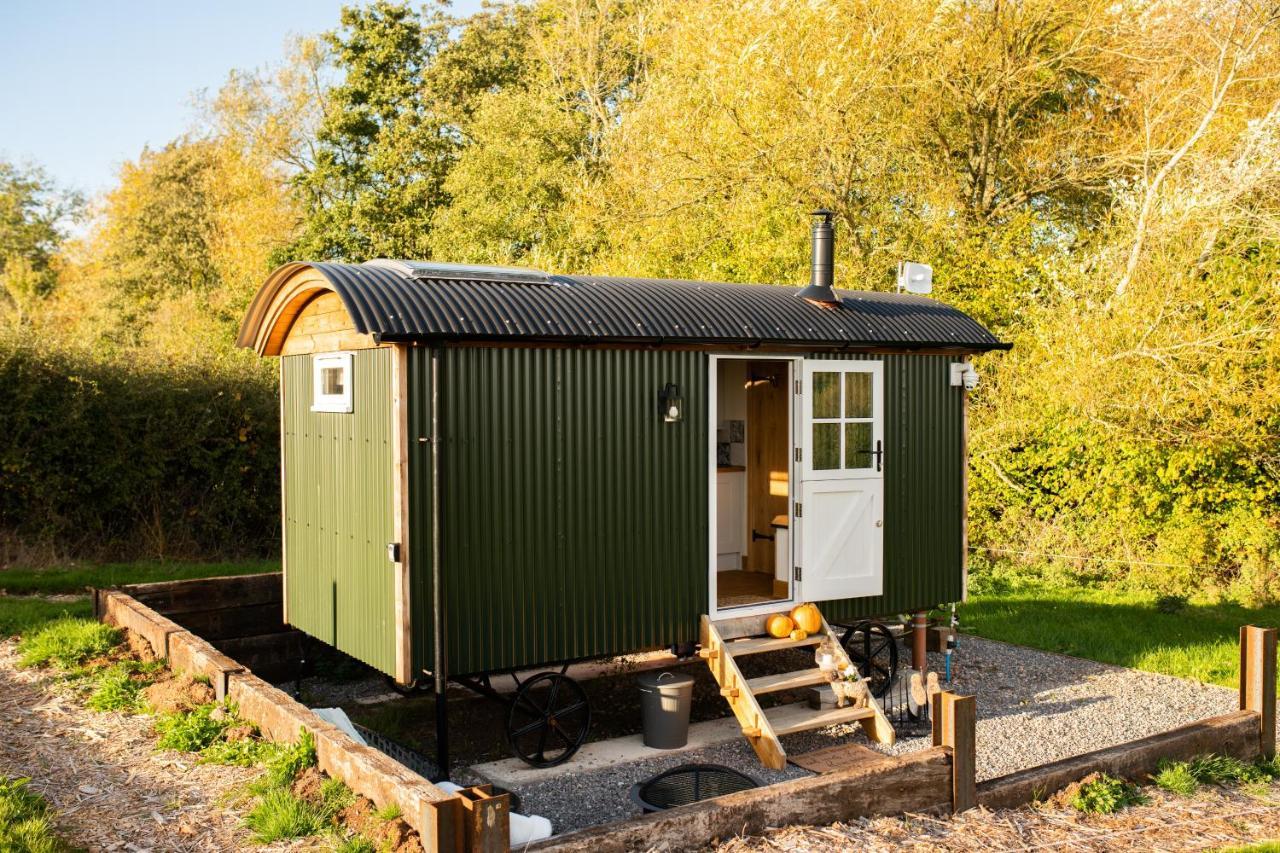 Harrys Hideout - Shepherd'S Huts At Harrys Cottages Pen-y-Clawdd Exterior photo