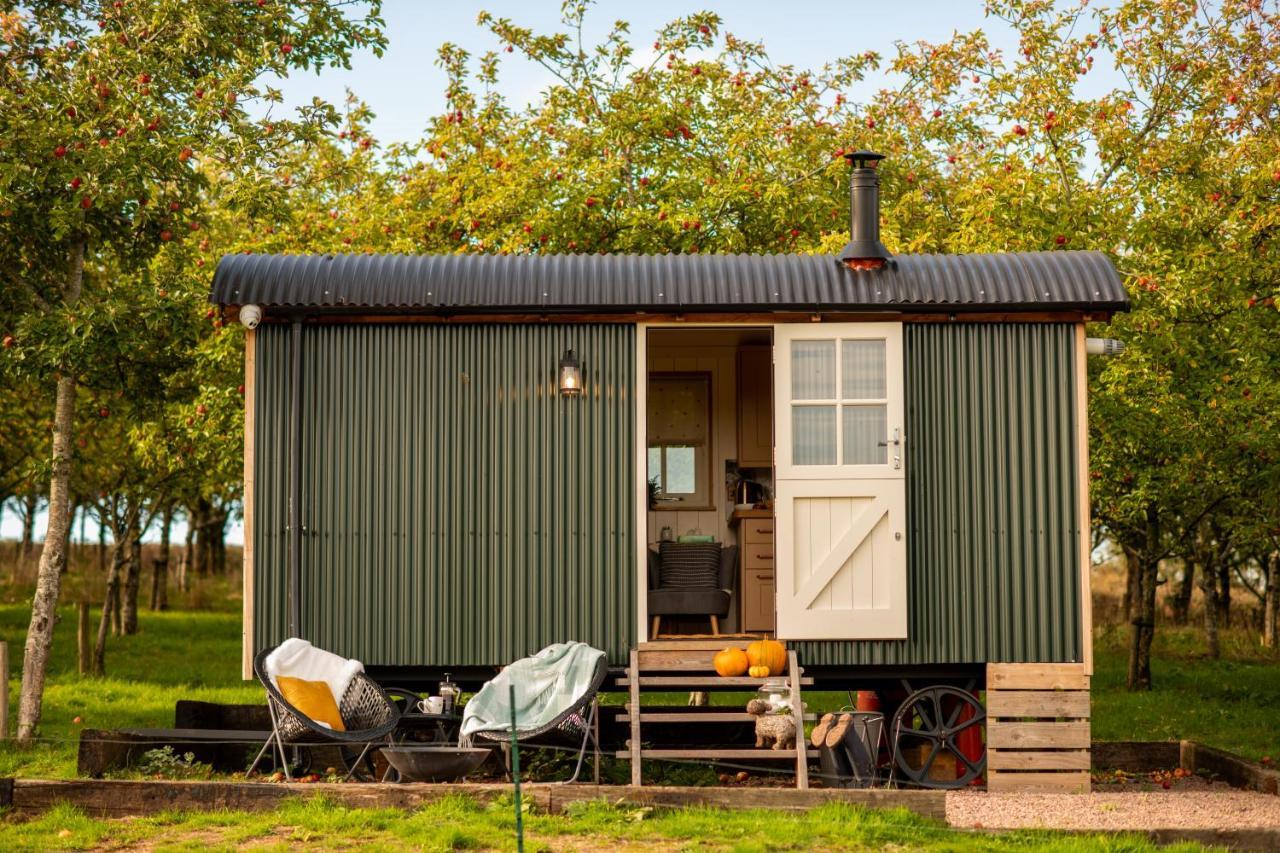 Harrys Hideout - Shepherd'S Huts At Harrys Cottages Pen-y-Clawdd Exterior photo