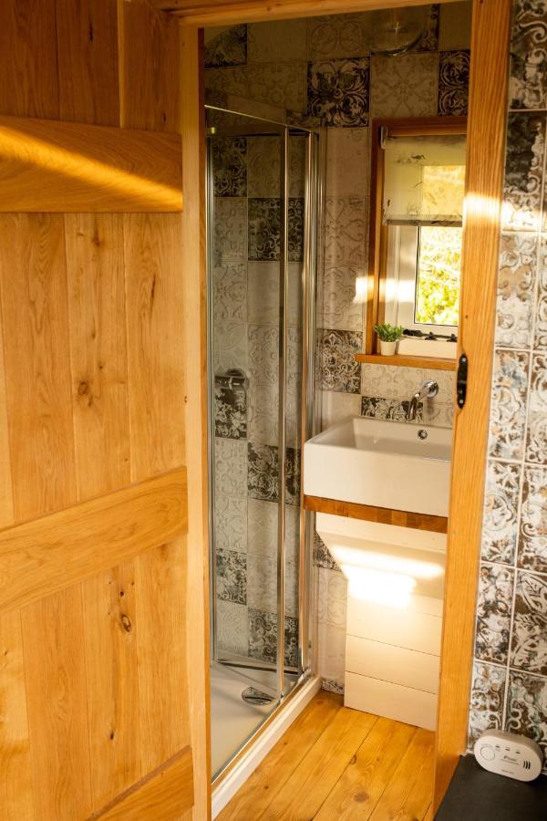 Harrys Hideout - Shepherd'S Huts At Harrys Cottages Pen-y-Clawdd Exterior photo