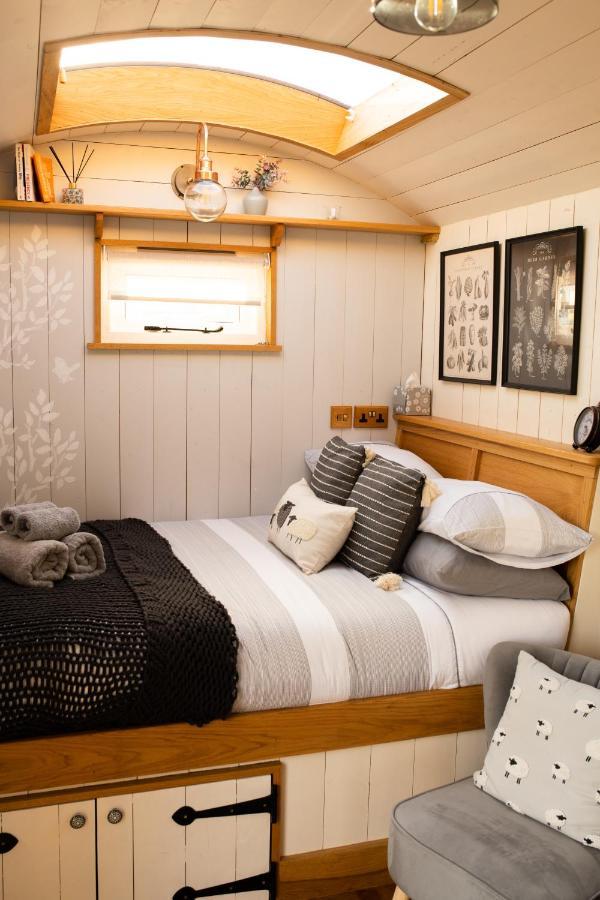 Harrys Hideout - Shepherd'S Huts At Harrys Cottages Pen-y-Clawdd Exterior photo
