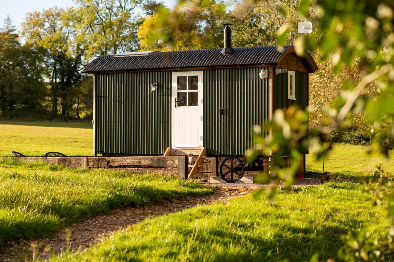 Harrys Hideout - Shepherd'S Huts At Harrys Cottages Pen-y-Clawdd Exterior photo