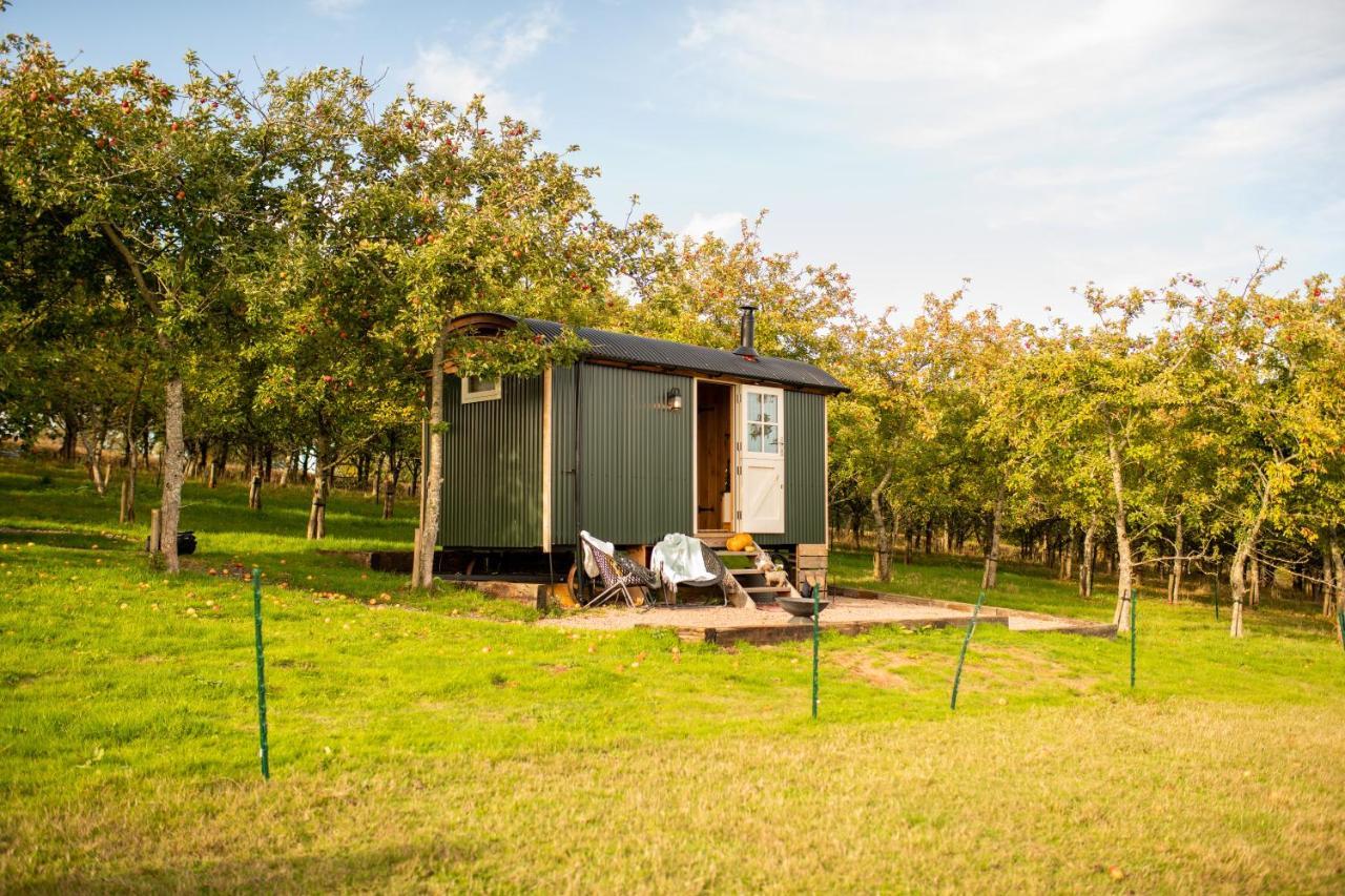 Harrys Hideout - Shepherd'S Huts At Harrys Cottages Pen-y-Clawdd Exterior photo