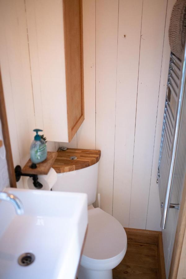 Harrys Hideout - Shepherd'S Huts At Harrys Cottages Pen-y-Clawdd Exterior photo