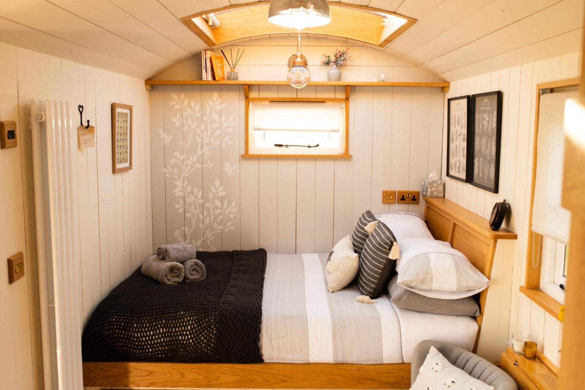 Harrys Hideout - Shepherd'S Huts At Harrys Cottages Pen-y-Clawdd Room photo